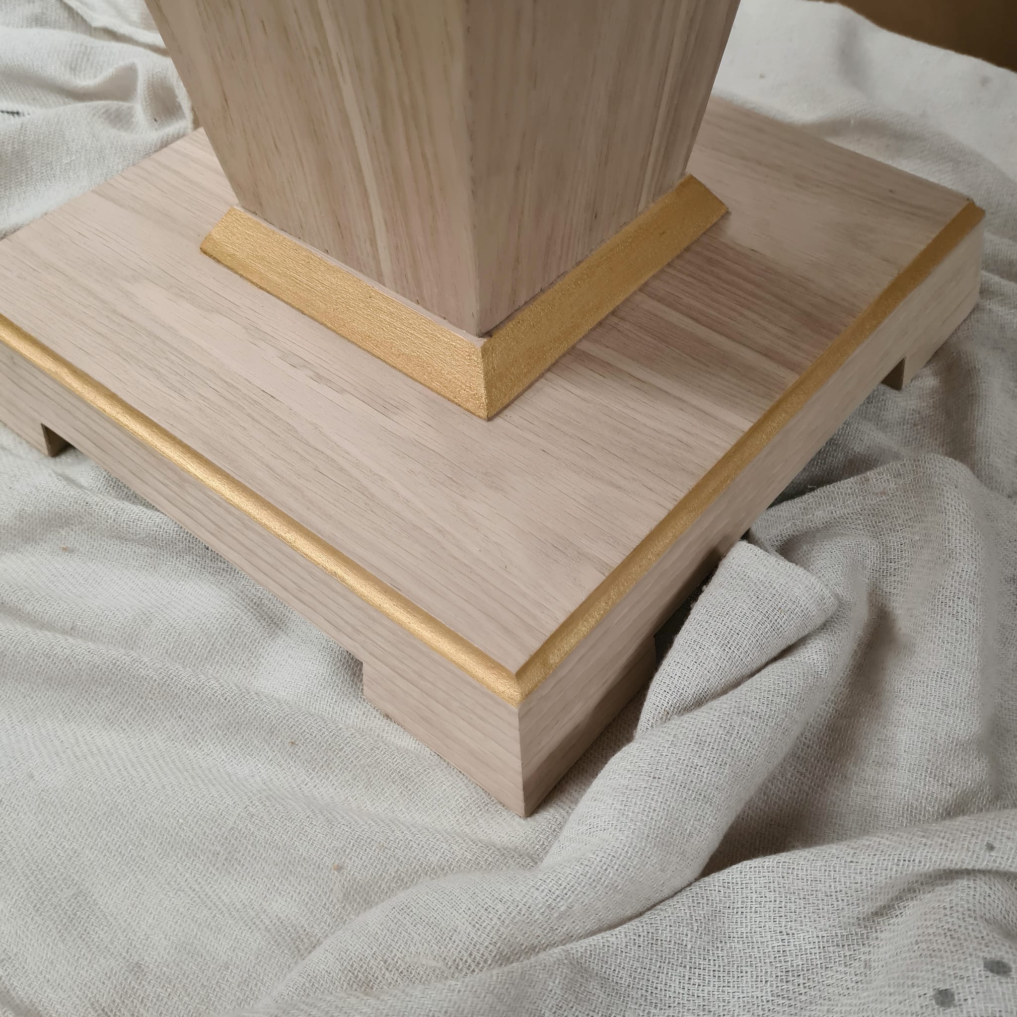 Tapered oak dining table pedestal with stepped foot and narrow gilt line detail